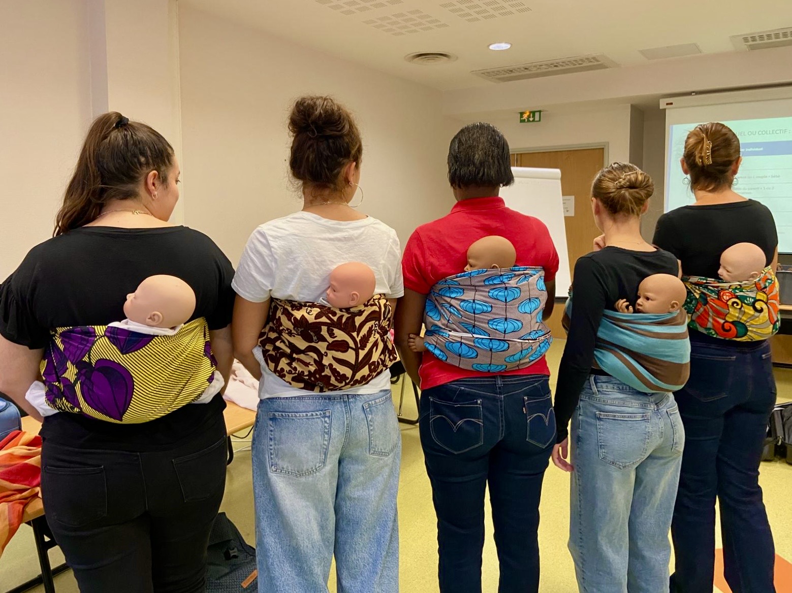 Formation au portage des bébés : 11 professionnelles de notre maternité diplômées monitrices de portage
